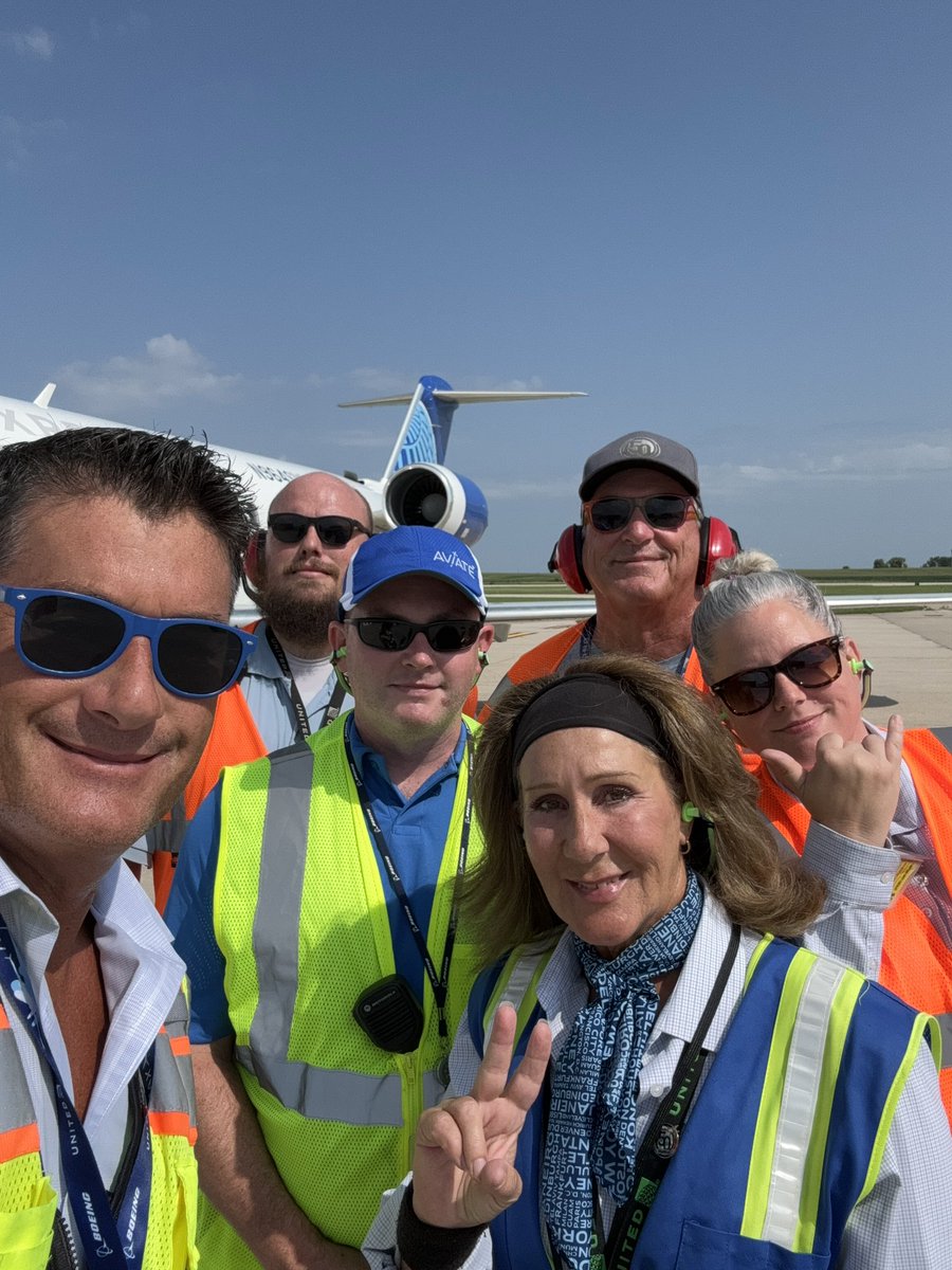 opstodd's tweet image. @united ✈️ celebrating 🎉🥳 with @SkyWestAirlines the grand opening of the new terminal @FlyMCW. Big shout out to Mr. DJ Tucker for being the very first customer to check in at the new facility! #wearerls @ChrisEarley78 @Jmass29Massey @jacquikey