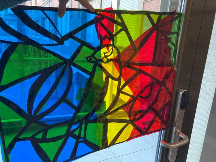 Vidrieras que representan el cuidado de la naturaleza. El grupo de diversificación curricular de 3º construyó unas vidrieras como trabajo final en la asignatura de plástica. En ellas reflejan imágenes de la naturaleza #escolapiosbilbao #aprendizajesignificativo #dibujoartistico🎨
