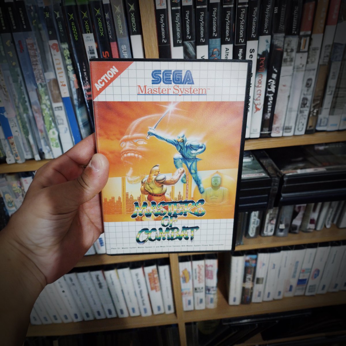 MFarras27's tweet photo. #MastersOfCombat para la #SegaMasterSystem de #8bit es un juego de lucha, los gráficos son muy buenos para la época. Pero lo mas destacable de este juego es lo costoso y raro de conseguir. Este ejemplar lo consiguieron tiempo antes de la especulación retro que existe hoy en día. https://t.co/DIGUWHYSHt
