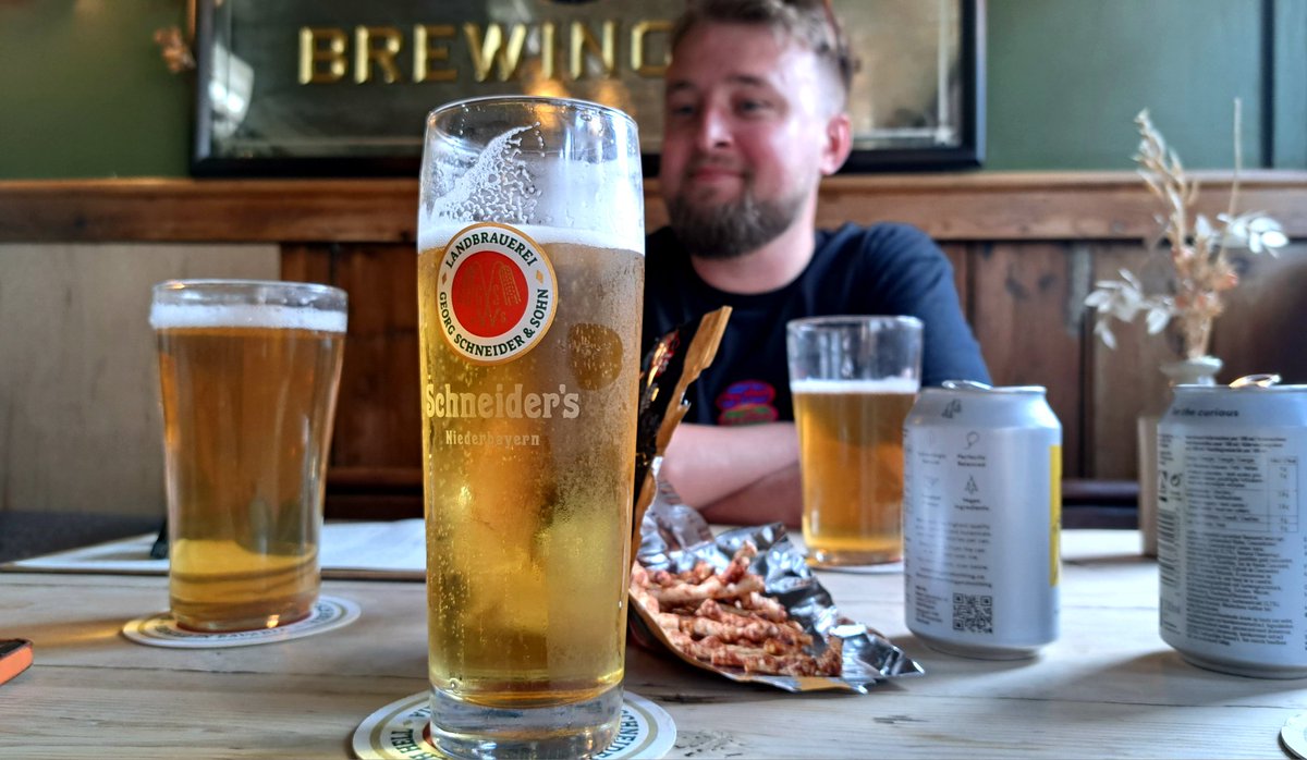 a beautiful afternoon down in Brighton, catching up with Jack from <a href="/KingsArmsE2/">The Kings Arms</a> at <a href="/EveningStarPub/">Evening Star</a> 

Twiglets + pints on deck