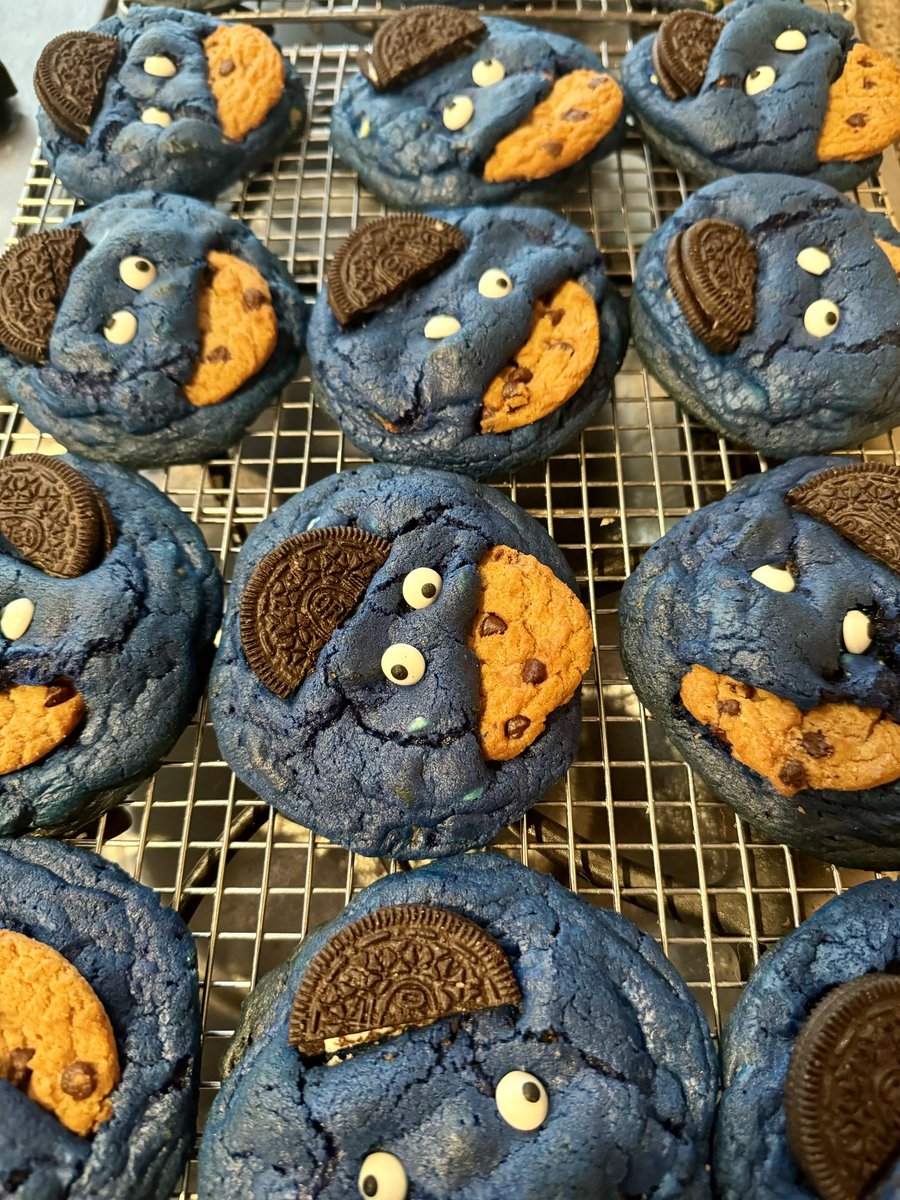 #RogerDay is out of control! Nothing gets us through clinic day like delicious fresh baked goods from <a href="/RogerHarlowJr/">RogerHarlowJr</a>, but he has really outdone himself today! Cookie Monster Cookies!! 🍪👀💙
