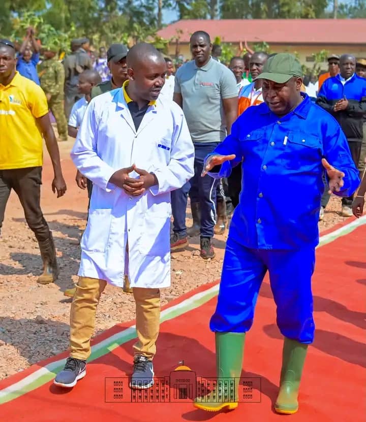 GitegaVuturaa's tweet photo. Mu rugendo rwasozereye caravane #Inkebuzo yagize i @Gitega, Nyenicubahiro @GeneralNeva yaruguruye ibitaro vya komine #Itaba biri muri wa mugambi wo gukwiragiza ibitaro muma komine yose yu #Burundi aho mu nyuma yaciye yugurura Jérusalem Hotel ya Perry Saxe Gateka batazira #Gasape https://t.co/Cx72PU2PYC