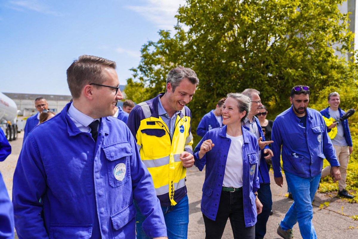 lunionpopulaire's tweet photo. 🔴🟢🟡🟣

Retour en photos sur le déplacement de @CastetsLucie au sein de l’usine Duralex à La Chapelle-Saint-Mesmin. 

Accompagnée des élus du Nouveau Front populaire, Lucie Castets a réaffirmé son engagement à préserver le savoir faire de Duralex et ses emplois. https://t.co/Zm092YUC96