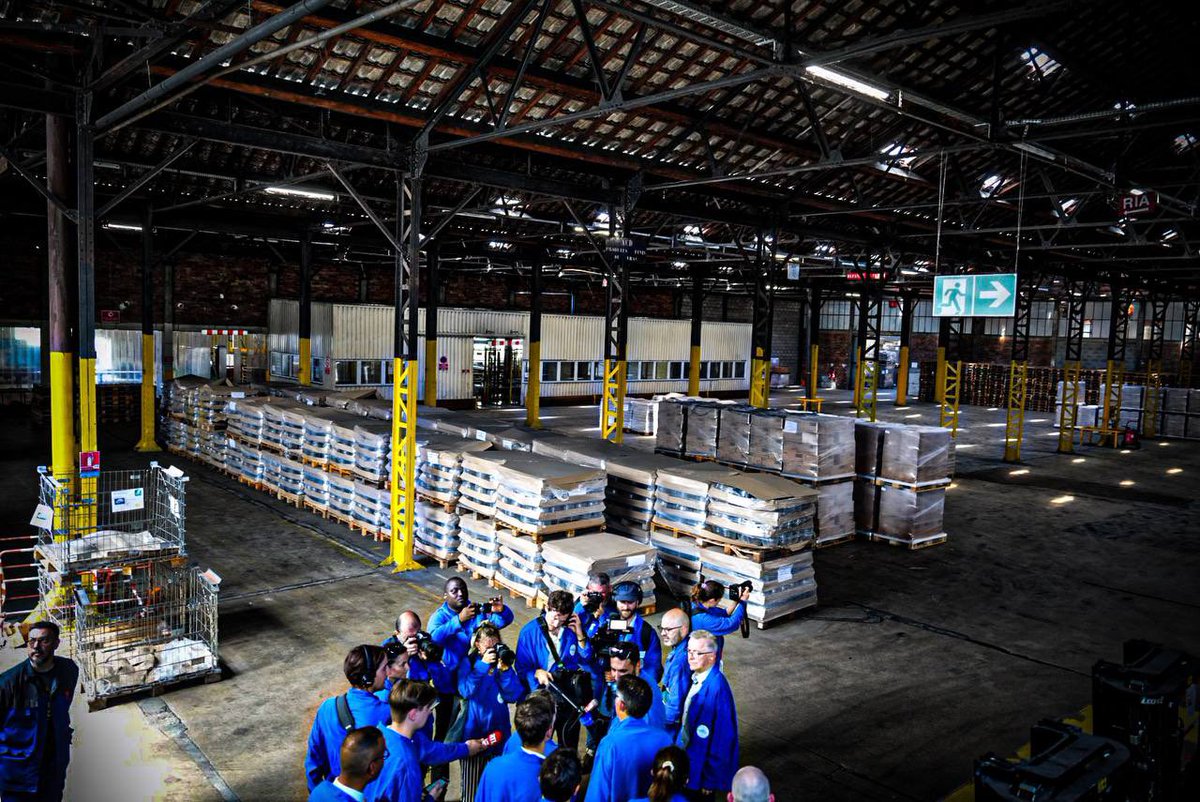 lunionpopulaire's tweet photo. 🔴🟢🟡🟣

Retour en photos sur le déplacement de @CastetsLucie au sein de l’usine Duralex à La Chapelle-Saint-Mesmin. 

Accompagnée des élus du Nouveau Front populaire, Lucie Castets a réaffirmé son engagement à préserver le savoir faire de Duralex et ses emplois. https://t.co/Zm092YUC96