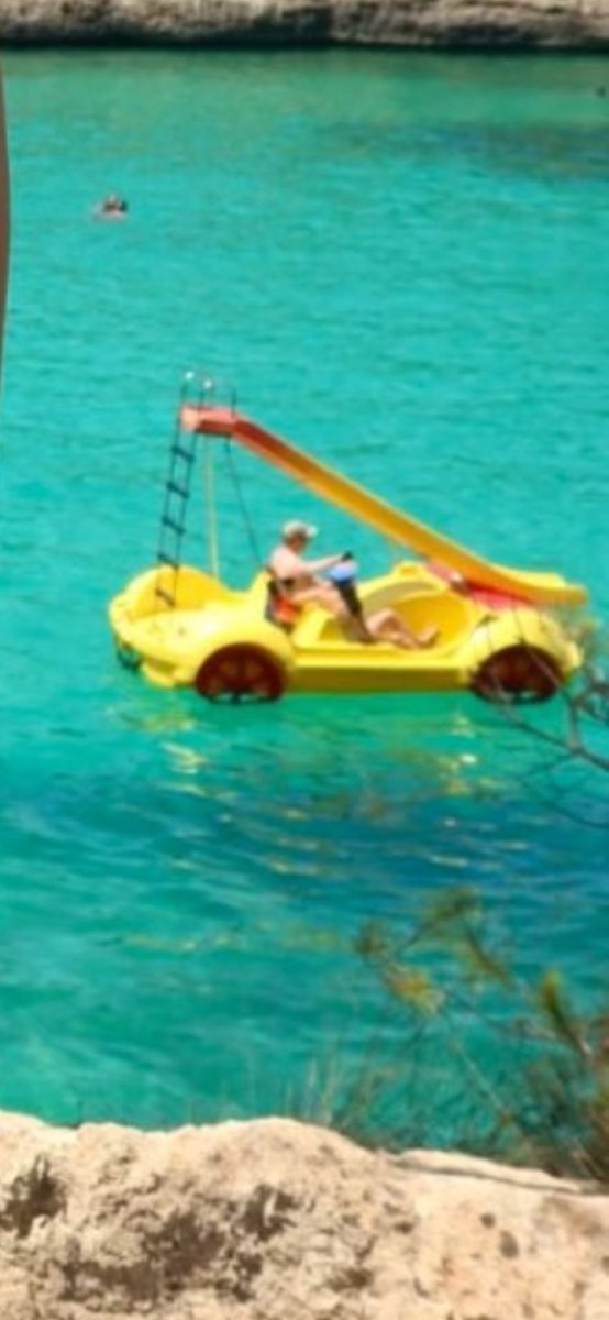 Kfrancis09's tweet image. Whatever this guys riding on in the water i absolutely need… looks so fun