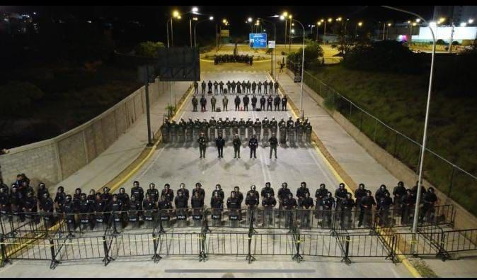 vaneri's tweet image. Por lo menos están ahí haciendo el paro y no están disparándole a los protestantes. 

GNB Proteje la estatua de Chávez en Isla de Margarita