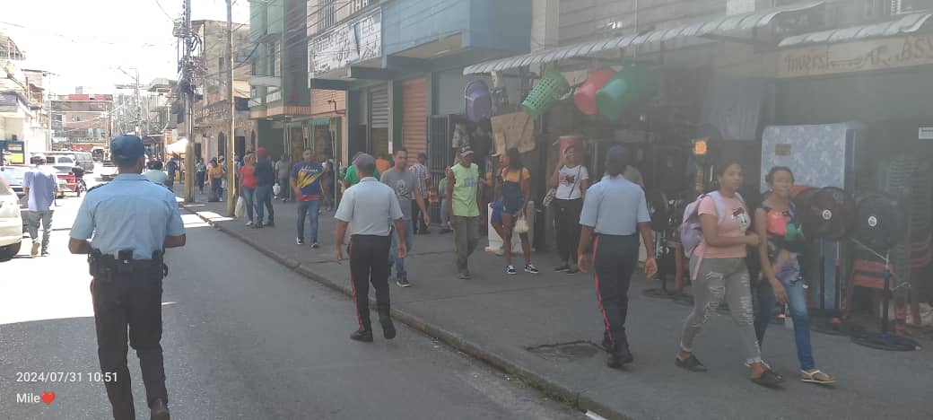 garciapintojose's tweet photo. ¡Nuestros Cuadrantes de Paz se encuentran desplegados atendiendo la agenda concreta de acciones en las comunidades!

@HectoRodriguez 
@PoliciaMiranda1 
#ElFuturoEsAhora
#MirandaSegura 
#SomosMiranda 
#Miranda 
#PoliciaDeMiranda https://t.co/Cvrm31vVDi