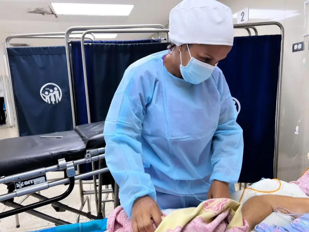 El Hospital José María Vargas del estado La Guaira, garantiza la atención con un equipo comprometido con la salud del pueblo como prioridad. 
#VenezuelaEsPaz 
#ElivssnoSedetiene
<a href="/NicolasMaduro/">Nicolás Maduro</a> <a href="/delcyrodriguezv/">Delcy Rodríguez</a> <a href="/MagaGutierrezV/">Magaly Gutiérrez Viña</a> 
<a href="/Ivsslaguaira/">Hospital Dr. José María Vargas la Guaira - IVSS</a>