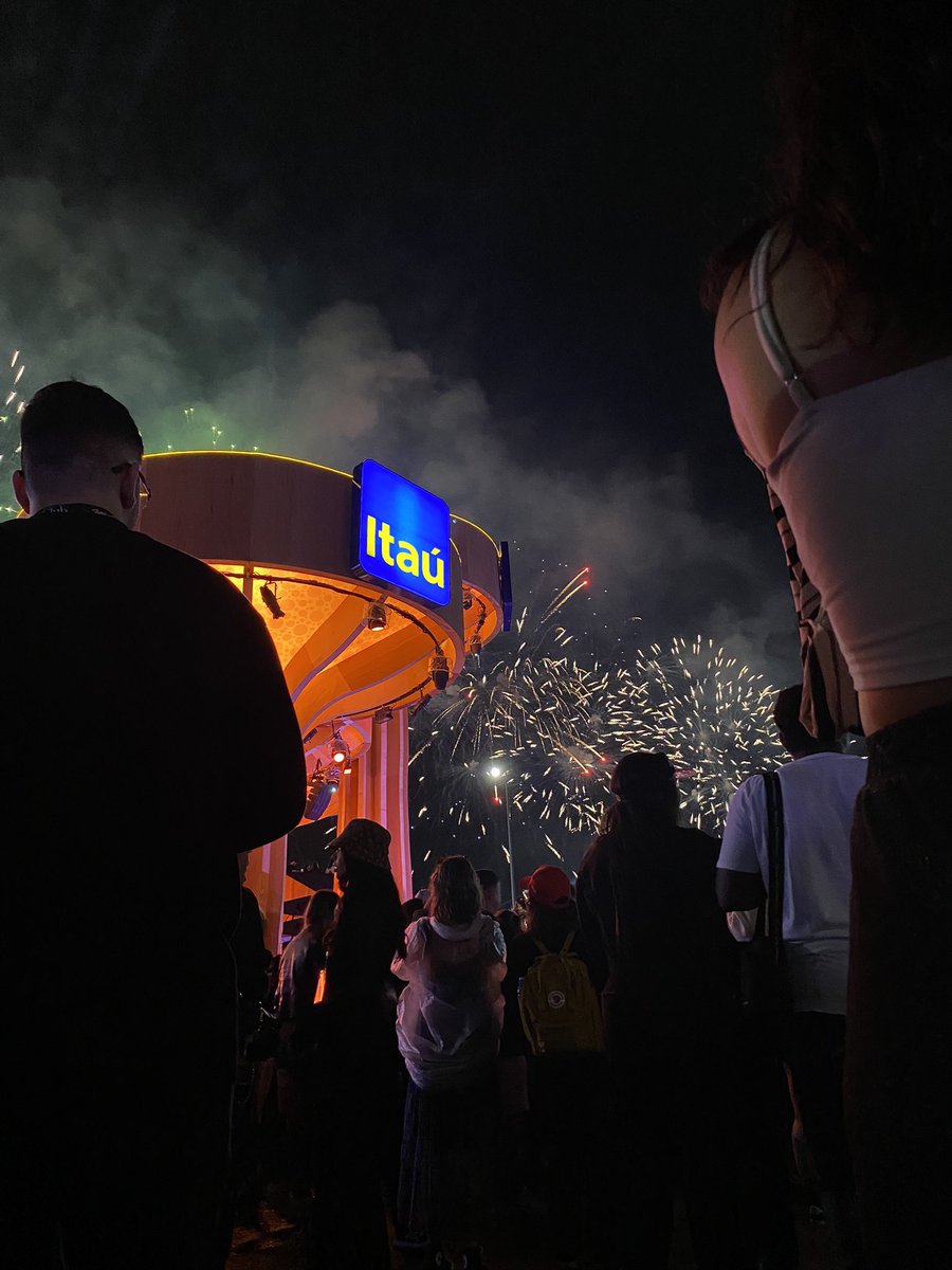 LariDuarte98's tweet photo. @itau eu sinto que já somos bests! me leva pra assistir a diva Katy e eu poder refazer essa foto cheia de fireworks e ouvindo a melhor trilha sonora 🧡💙 https://t.co/Uplxc7IC4r