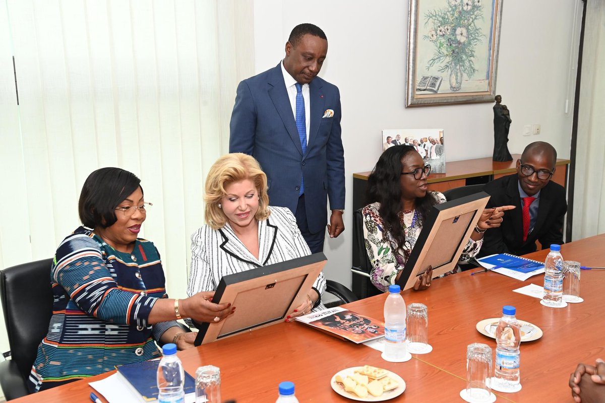 Prom_Ivoire's tweet photo. La Team Paiya présente son single d’or à la première dame Dominique Ouattara https://t.co/WKNbgzQ5cg