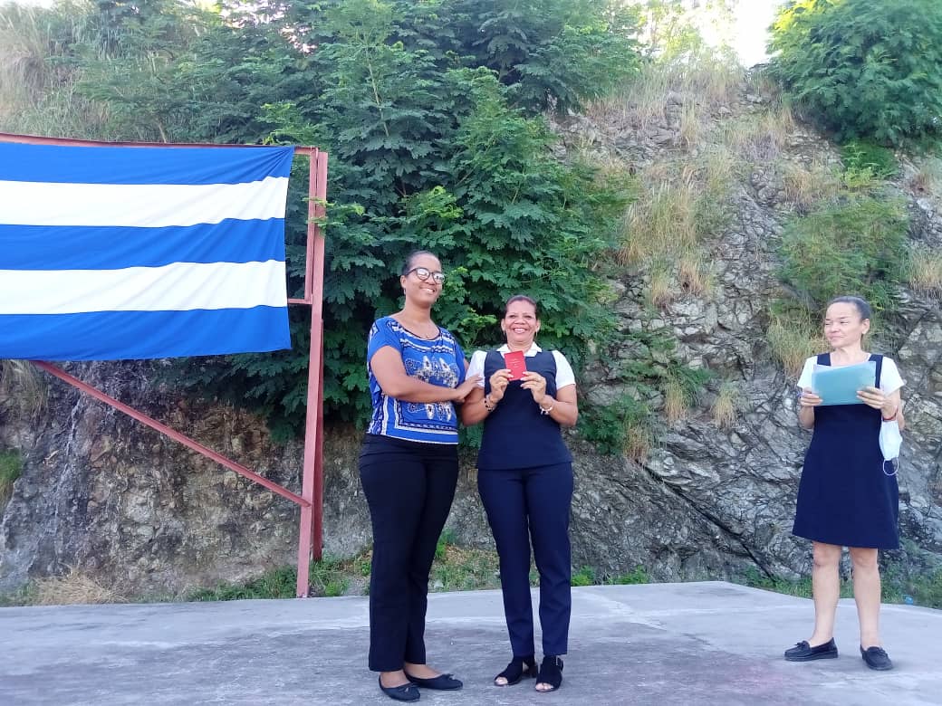 irena2418655300's tweet photo. Momento para hacer un alto en el camino y reconocer al Centro de Telecomunicaciones de Etecsa con la condición de colectivo destacado nacional. #EnModoVictoria #UnidosXCuba #HonrarHonra https://t.co/m295L3Ajew