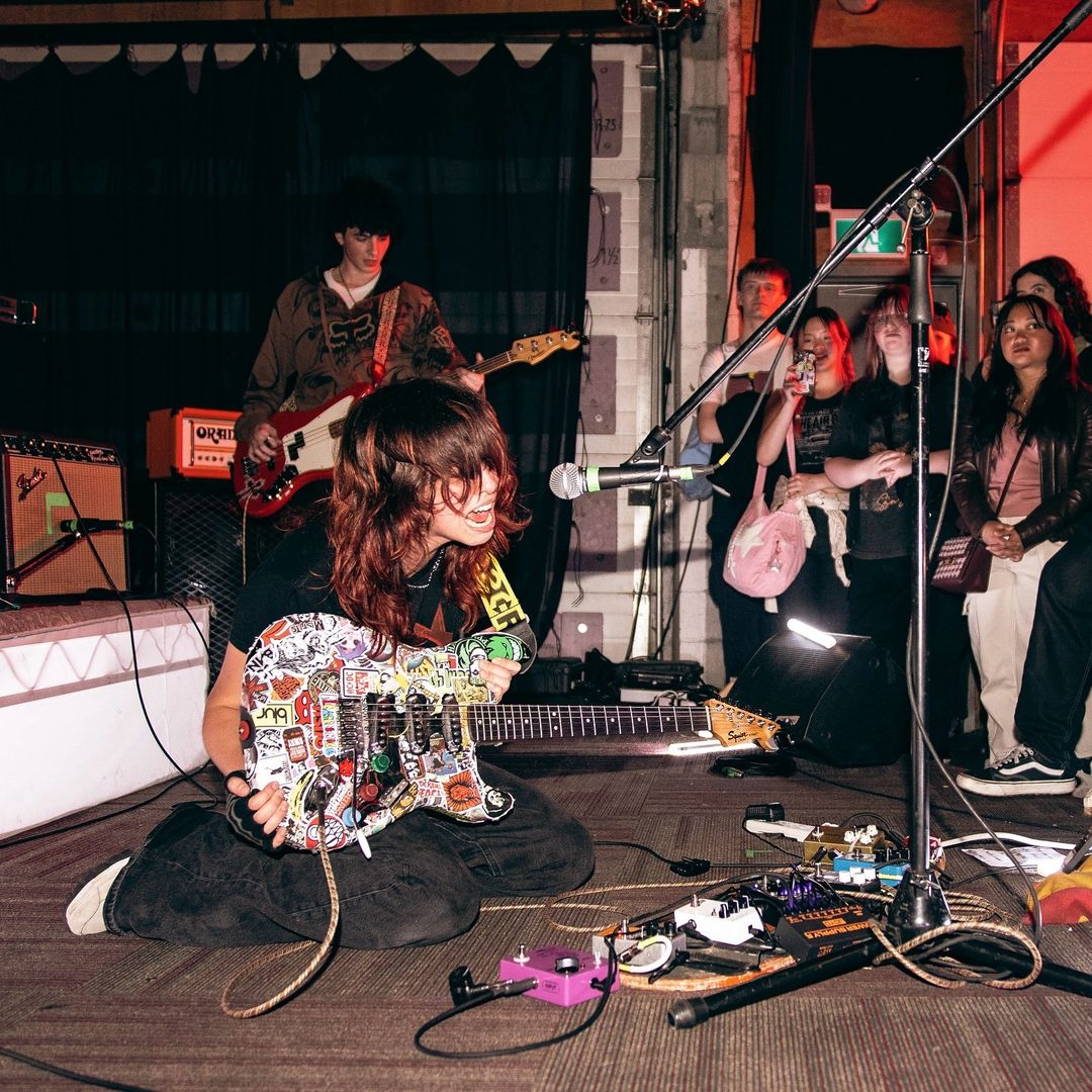 🍒cherry pick harnesses "sludgy, gross" shoegaze with a skateboard pedalboard.

New Gut Feeling gear talk w Vancouver's cherry pick on her iridescently noise-dialed sorry place ep, and a recent chaotic outdoor show. 

Subscribe/read at the link!

buttondown.email/GutFeeling/arc…