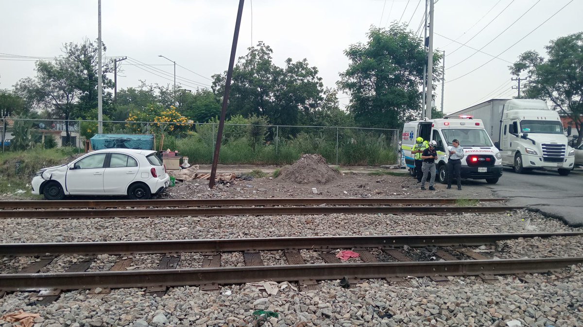 PC_NuevoLeon's tweet photo. 🚨 Accidente Ferroviario 🚨 @PC_NuevoLeon  acude a reporte de tren que impacta a vehículo y lo arrastra aprox 5 metros en José Manuel Herrera, Col. Bellavista, #MtyNL. En el lugar se atiende al conductor por parte del CRUM el cual no requiere traslado. 

Seguimos informando. https://t.co/AExreuU6nd