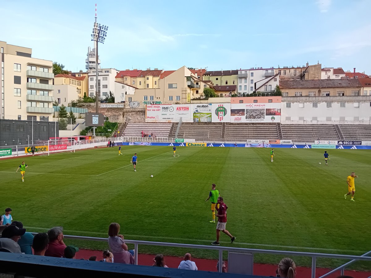 interhofer's tweet photo. Velmi oceňuji pokrok @ACSparta_CZ v programu béčka. Na místě zápasový moderátor, o poločase Kahoot soutěž o dres.

Nově je zde stánek s fanshopem, sestava se objevila na velkoplošné obrazovce.

Choďte na béčko, na ChNL, je to zábava. https://t.co/xUxFkUZeXw
