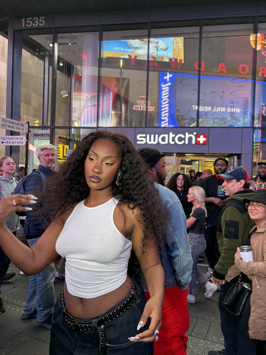 barbiecuefish's tweet image. I can’t believe I’m crushing on my fellow gender 😫😫🥹🥹❤️❤️❤️