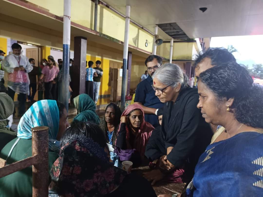 AnnieRaja13's tweet image. തിരഞ്ഞെടുപ്പ് കാലത്ത് സ്നേഹത്തോടെ സ്വാഗതം ചെയ്ത മനുഷ്യർ, വാത്സല്യത്തോടെ ചേർത്ത് പിടിച്ച നാട്ടുകാർ, എനിക്ക് വേണ്ടി ചങ്ക് പൊട്ടി ഇൻക്വിലാബ് വിളിച്ച പ്രിയപ്പെട്ട സഖാക്കൾ, ഇവരിൽ പലരെയും ഇനി കാണാൻ കഴിയില്ല എന്നോർക്കുമ്പോൾ....
നമ്മൾ അതിജീവിക്കും.... തീർച്ചയായും അതിജീവിക്കും