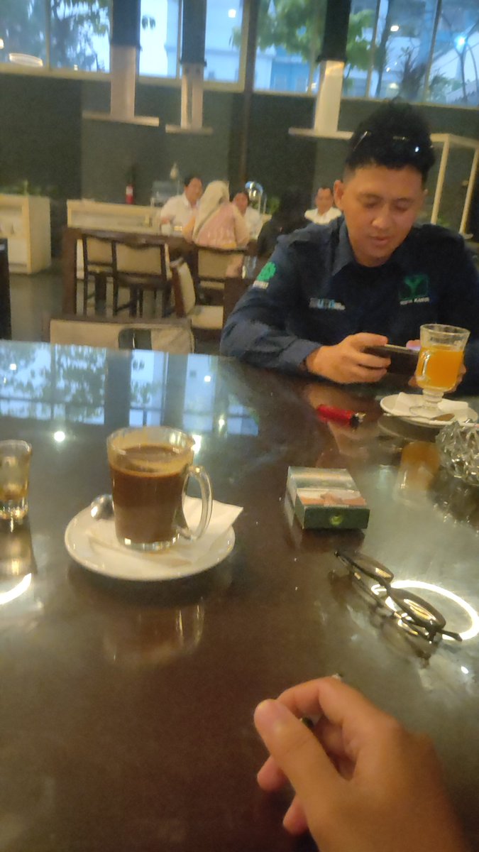 AhmadGozi's tweet photo. Kalo lu lg boke mau sukses coba deh ke lobby hotel pesen kopi 80 ribu, insya Allah https://t.co/7WyvpawGDV