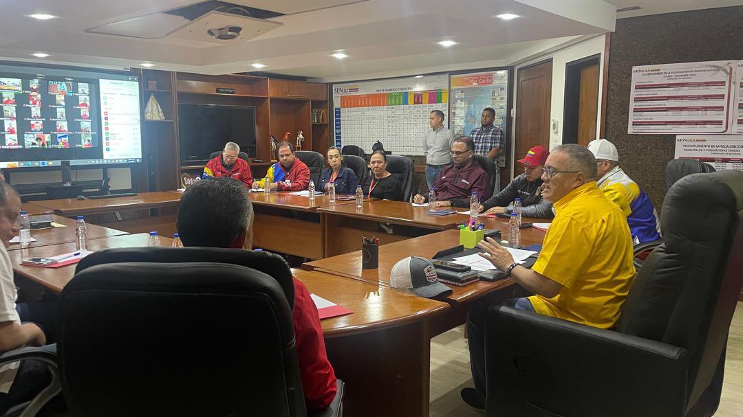 José David Cabello R (@jdavidcabello) on Twitter photo Hoy #31Jul estoy reunido con todo mi tren gerencial del SENIAT para evaluar la situación actual del país, recordando el compromiso y lealtad revolucionaria que debemos tener. Respetamos la decisión democrática de la mayoría del pueblo venezolano en reelegir al Pdte <a href="/NicolasMaduro/">Nicolás Maduro</a> Hoy #31Jul estoy reunido con todo mi tren gerencial del SENIAT para evaluar la situación actual del país, recordando el compromiso y lealtad revolucionaria que debemos tener. Respetamos la decisión democrática de la mayoría del pueblo venezolano en reelegir al Pdte <a href="/NicolasMaduro/">Nicolás Maduro</a>