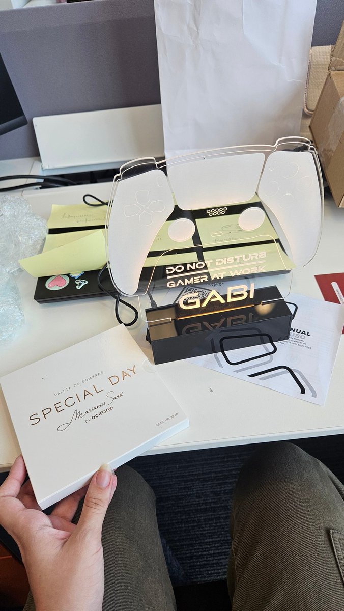 gabirrafael's tweet photo. os presentes que o pessoal do trabalho me deu 🥺🤏🏻
tô apaixonada nessa luminária https://t.co/L3mCj7yRHi