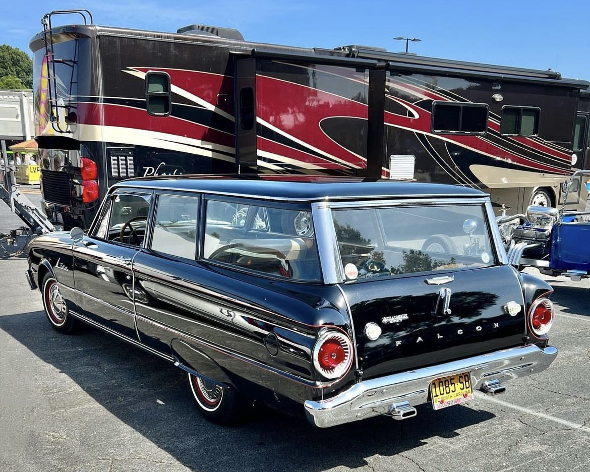 carinfoclub's tweet photo. Let's keep rolling on Wagon Wednesday! (2 of 3 posts)

Spotlighting this 1962 Ford Falcon Futura Wagon.

🤓 Fun fact: Inside, there’s room for six adults. With the second seat down and tailgate open, Falcon loadspace is almost 9 feet long. https://t.co/QyGLdzSSfm