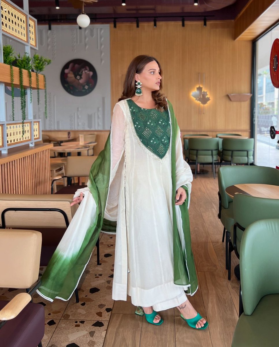 Jess41053210's tweet photo. 💚 #HimanshiKhurana 💚
💚 @realhimanshi 💚 https://t.co/hStkvdaAAd