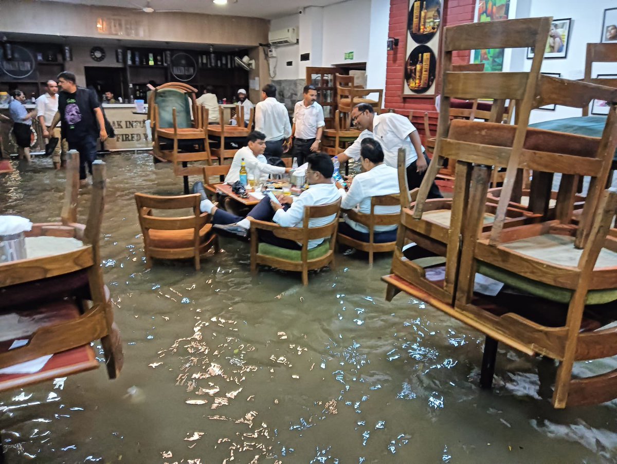 सोचो कि झीलों का शहर हो..
Press Club.....not Venice...New Delhi 😎😎🤣