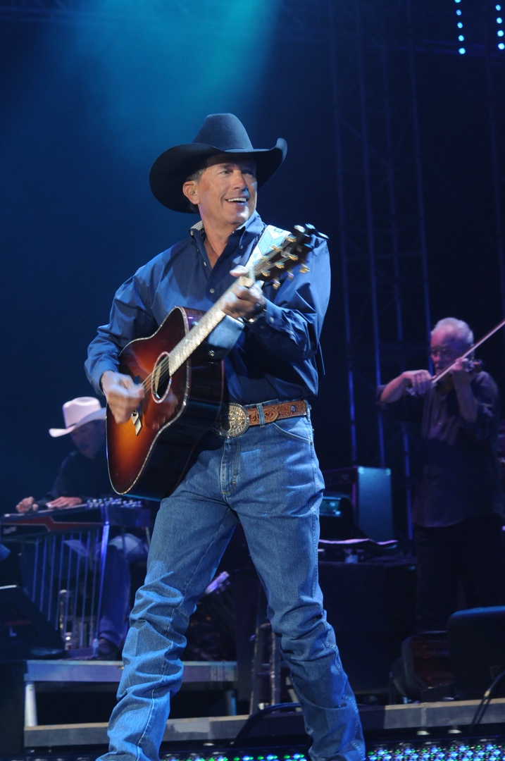GeorgeStrait's tweet photo. Living high on Barstool Hill in Honkytonkville. #Honkytonkville

📸: Terry Calonge https://t.co/wSwSWDbkIY