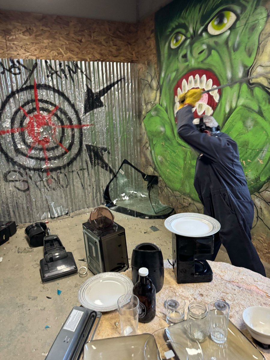 darkowlcyber's tweet photo. Another fun team bonding (or stress release 🤪) event at All Out Smash! What a blast!

#lovewhereyouwork https://t.co/DbuFBlUKQU