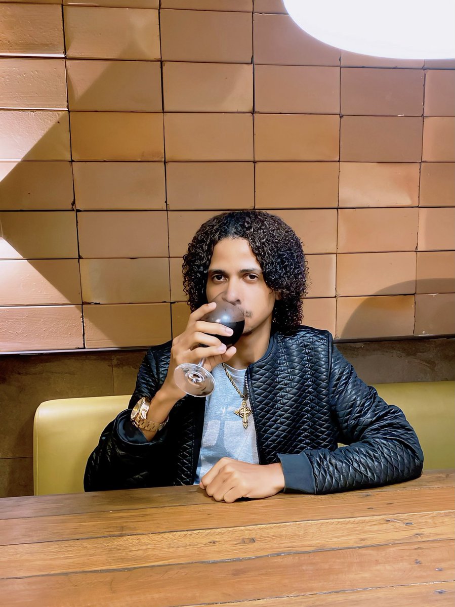 jonatha35149841's tweet photo. A melhor coisa é sair  ainda  mais tomar  umas  taça  de vinho 🍷 https://t.co/LG6SJ0u7dA