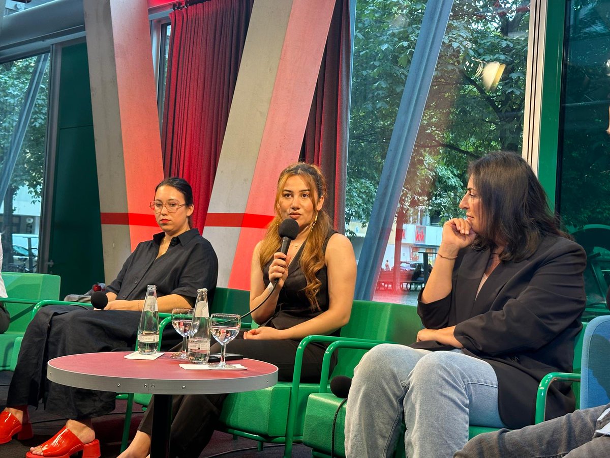 Die IS-Überlebende <a href="/hakeema_taha/">h</a> berichtet: "Der August ist voll schwarzer Tage für uns #Jesiden. Unsere Wunden sind noch immer offen. Ich selbst habe vier Familienmitglieder, die vermisst sind. Unsere Heimatorte in Schingal sind zerstört. Wir können nicht zurück." #tazTalk