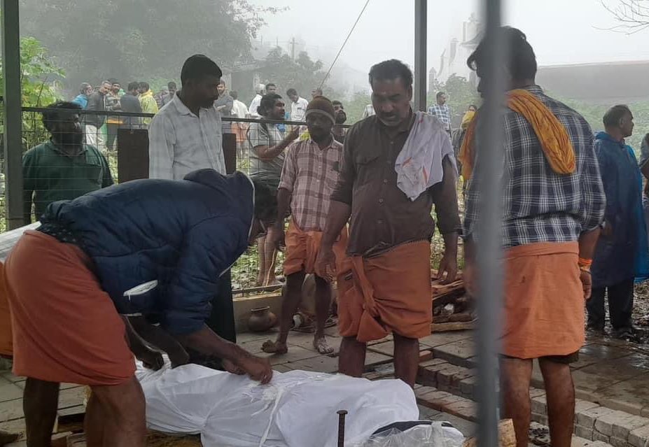 vipinuniyall's tweet photo. वायनाड में आपदा के उपरांत @RSSorg के कार्यकर्ता निस्वार्थ भाव से त्वरित उपलब्ध हुए और सेवा कार्य में जुट गए वहीं दूसरे ओर वहां के सांसद @RahulGandhi और @priyankagandhi के चार्टेड प्लेन को वहां उतरने की जगह नहीं मिल रही
@INCIndia को शर्म है कि आती नहीं । 
#WayanadLandslide https://t.co/6icogBinXj