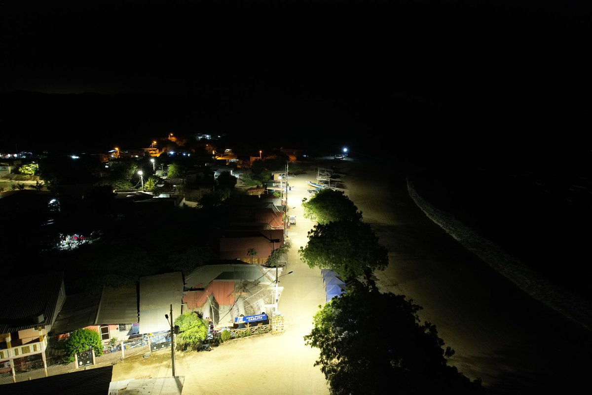 GoberManabi's tweet photo. 600 luminarias LED para Puerto López💡

400 se colocaron en la cabecera cantonal y 200 en Machalilla. Esto aporta al turismo y la seguridad.

Los trabajos fueron realizados por @CNEL_EP en coordinación con la Jefatura Política y la Tenencia de Machalilla.

#ElNuevoEcuadorResuelve https://t.co/JS7vyksN7I
