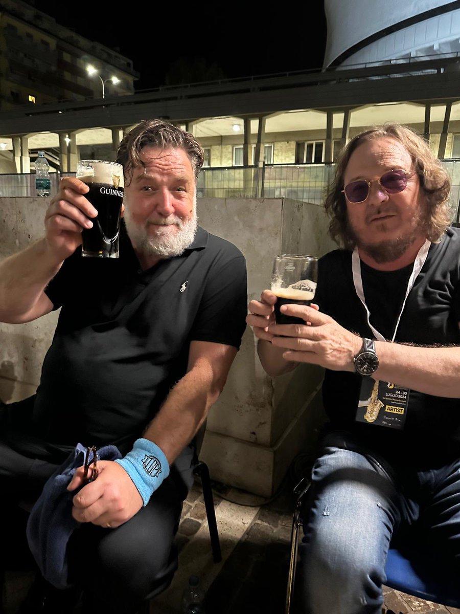 Salute a tutti da Russell Crowe &amp; Zucchero

Cheers mates from <a href="/russellcrowe/">Russell Crowe</a> &amp; Zucchero