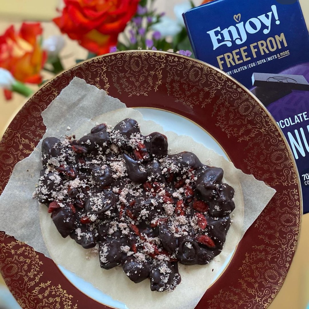 Scrumptious strawberries coated in our dark chocolate coconut bar, topped with goji berries &amp; finished with a sprinkle of vanilla-rose latte powder! 🍓🍫

@simply__steff made these gorgeous coconut-rose gojis and strawberries!

#darkchocolate #veganchocolate #freefromchocolate