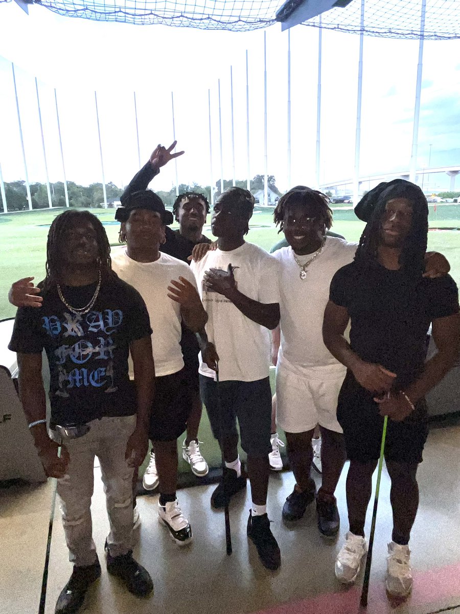 VicJerald__CP's tweet photo. Had to wrap up the summer phase with a little fun on yesterday! Fall Camp loading ๐ #GroundCrew #LLFudge https://t.co/cyD1w4nryF