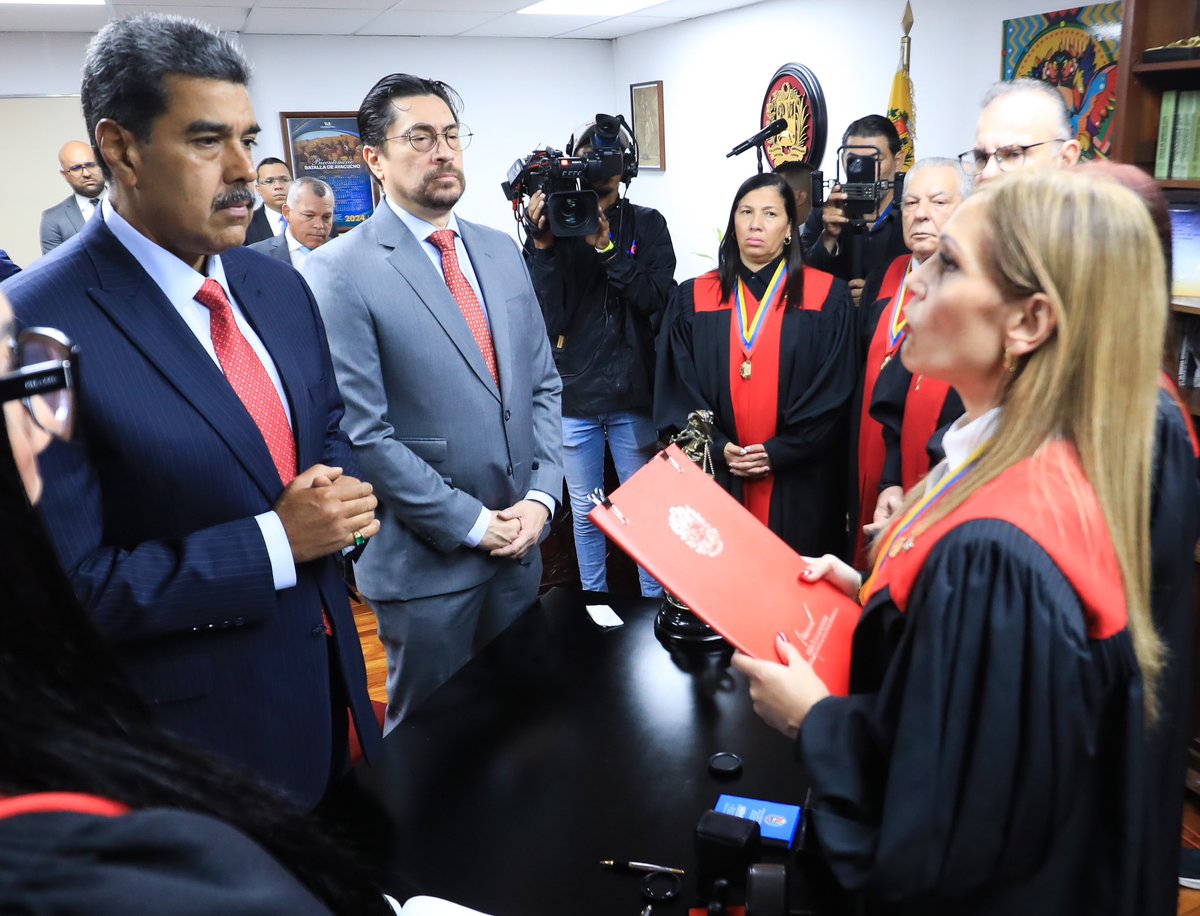 ViceVenezuela's tweet photo. #EnFotos || El presidente de la República, @NicolasMaduro, interpuso este #miércoles un recurso de amparo ante la Sala Electoral del Tribunal Supremo de Justicia (@TSJ_Venezuela).

#31Jul https://t.co/Ulwx0hLoe2