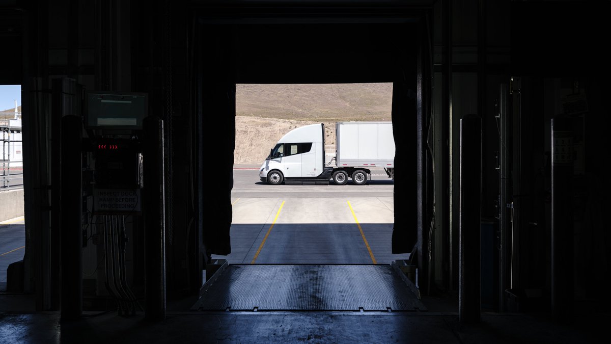 TeslaNewswire's tweet image. Tesla released four 4K pics of the Tesla Semi