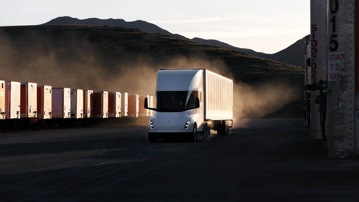 TeslaNewswire's tweet image. Tesla released four 4K pics of the Tesla Semi