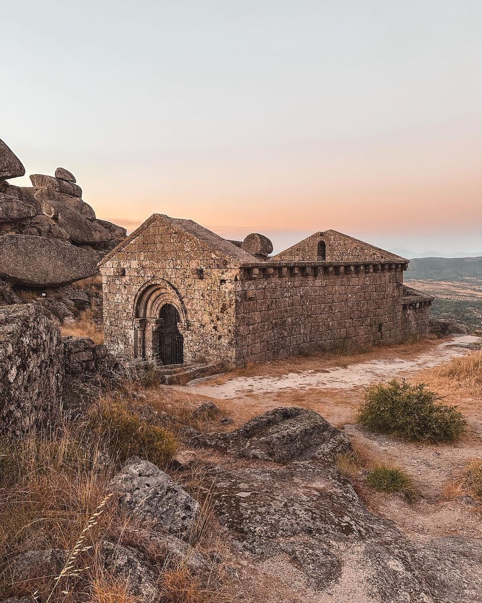 AHistoricasPT's tweet photo. 🗺️ Situada no coração de Portugal, a Aldeia Histórica de Monsanto é um verdadeiro tesouro a ser explorado. 
📸 @exploredbymarta

#Monsanto #AldeiasHistoricasdePortugal #AldeiasHistoricas #Portugal #VisitPortugal https://t.co/TagbxY9H8C