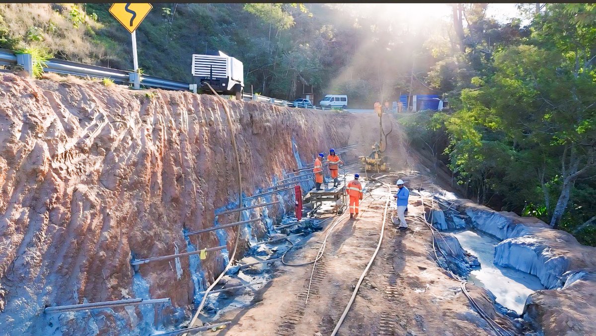 DNIToficial's tweet photo. Alô, Rio de Janeiro! As obras no estado estão a todo vapor, no km 13,9 da BR-354/RJ, a autarquia realiza a execução de cortina atirantada, com serviços de injeção de nata de cimento no tirantes. 🤳🏻✨ https://t.co/F7ocHbB8Ua