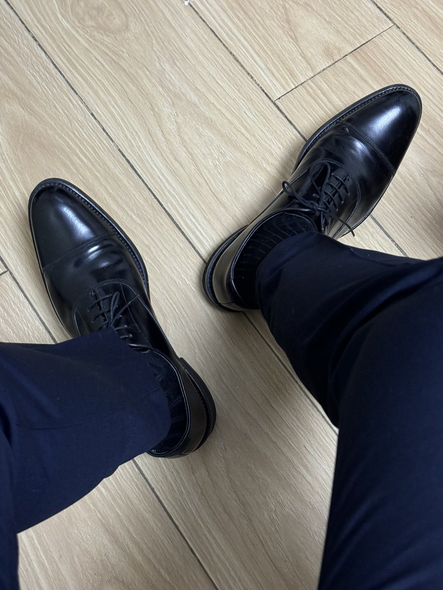 abadguy_'s tweet photo. 八月 #1 #0 #s #m #皮鞋 #皮鞋丝袜  #黑袜 #制服 #西装 https://t.co/I082dhP1Iq