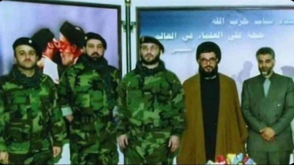 اللّيلة مقمّرة في السّماء..
ما أجمل الراحة بعد التّعب،
واللقاء بعد الشوق..
قادتنا التاريخيّون،
أمراء الحب في هذا العالم،
يقتلهم الشّوق،
قبل أن تغتالهم يد العدو،
وتفتّت أجسادهم نار الحب،
قبل أن تصل إليهم نار القنابل..