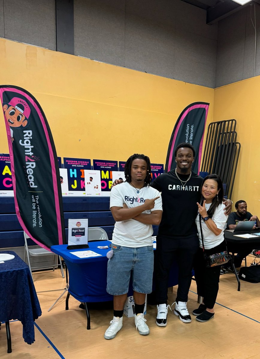 Look who we ran into supporting early literacy in our city—Nakobe Dean and Nolan Smith! 📚🏈 These Eagles stars are tackling literacy head-on! #right2readphilly