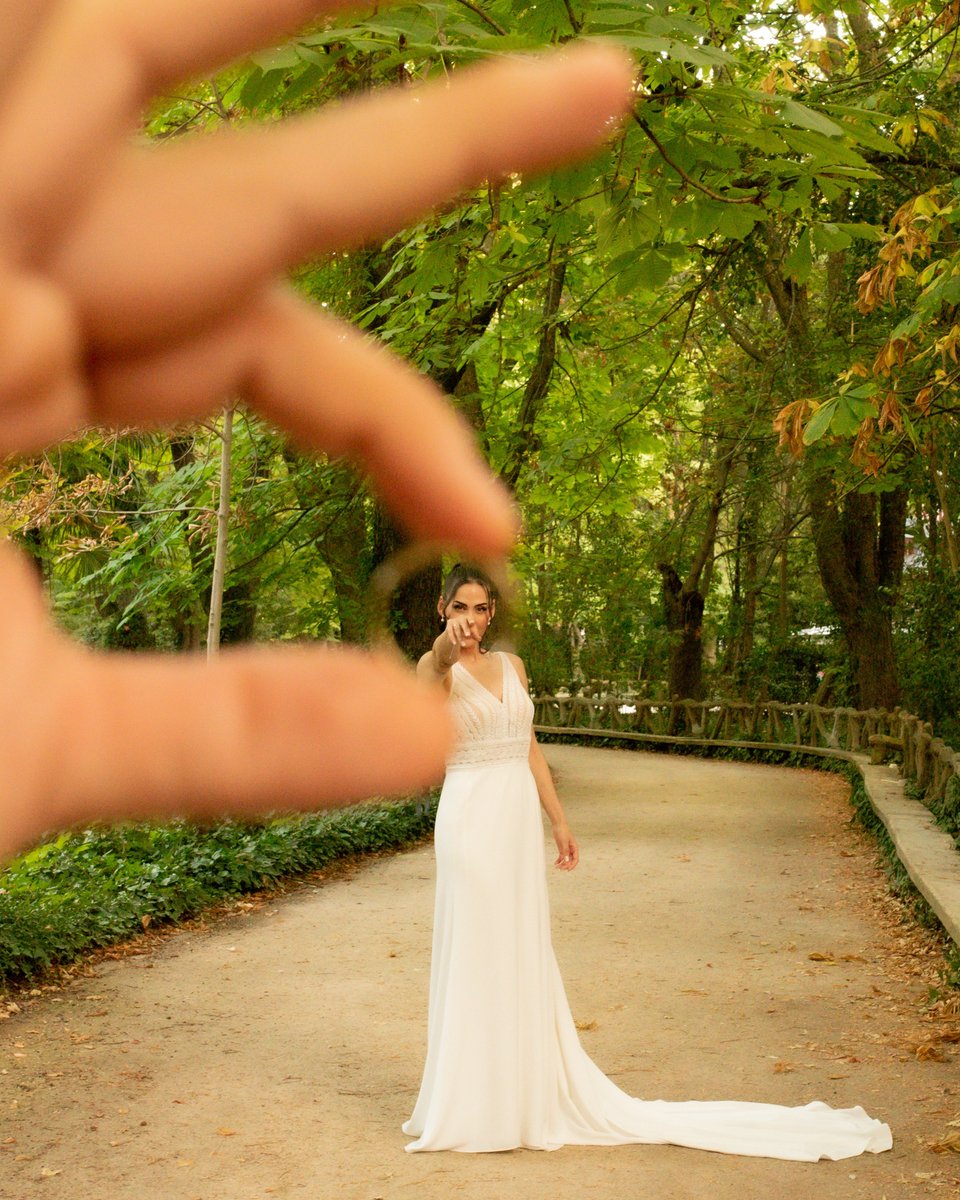 ManuGalanFoto's tweet photo. Terminamos julio con las fotos que le hice a @valkiriamode en el Campo Grande. Ese día hicimos la postboda junto a @AdriHeartMuscle .
Esta chica ha sido la primera persona que confió en mi cuando llegué a Valladolid y desde entonces ninguna sesión ha defraudado. https://t.co/XMg9Vw3L9d
