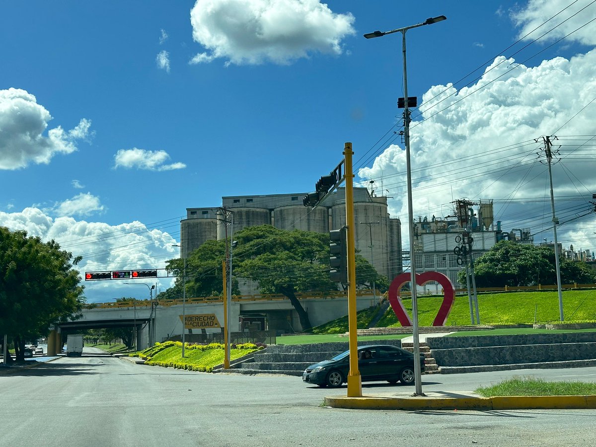johanitakenpo's tweet photo. #31Jul Con total normalidad y en paz ha transcurrido este día miércoles en nuestro municipio #Mariño, también informo que el sector comercial se ha reactivado de manera progresiva. Estas fotos son de varios puntos de la Av. Intercomunal Santiago Mariño #VenezuelaEnPaz https://t.co/xY9ZyWa4Gg