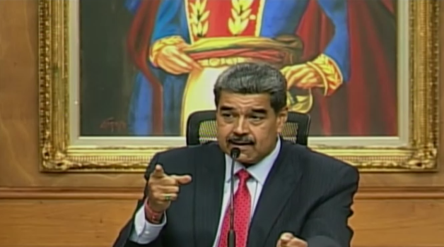 #Ahora | Presidente Nicolás Maduro tras presentar videos de agresiones a las sedes del CNE: ¿Esto es una protesta? 
¿Dejamos que quemen todas las sedes del CNE, gobierno de EEUU?

Sr. González Urrutia asuma su responsabilidad. 
#VenezuelaEsPaz