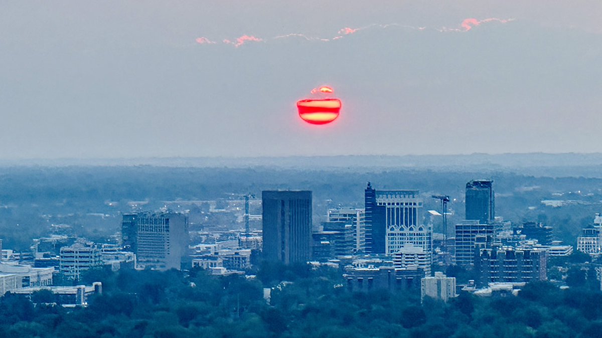 TaniaGailAdv's tweet image. Ball of fire over Boise last evening. #tablerock #boise