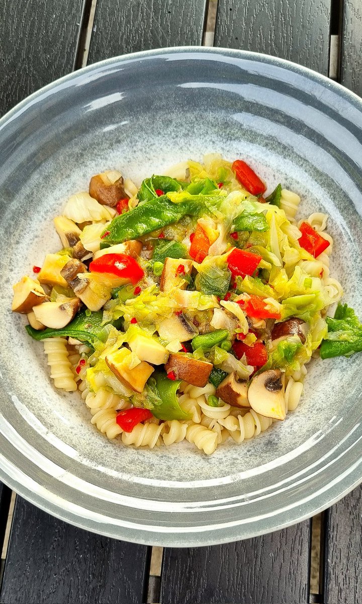 herzenskueche's tweet photo. Gemüsepfanne mit #Spitzkohl, #Paprika, #Zuckerschoten, #Pilze, #Knobi, #Chili, #Ingwer, #Kurkuma, Brühe, SalzPfeffer, 1 EL Sahne und zwei Hand voll #Nudeln
#food #foodblogger #healthy #gesund #Fitness #superfood #smartfood ##goodfood https://t.co/97LehBWVWX