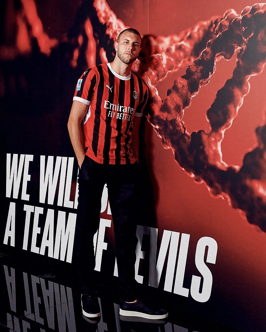 Honoured to join this historic football club! 

@ACMilan 🔴⚫️