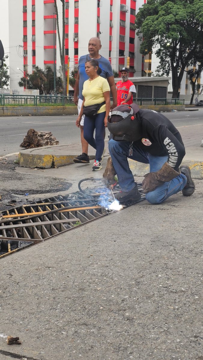 gestionperfecta's tweet photo. Nuestra ciudad vuelve a la normalidad, tras los ataques violentos en distintos puntos, y este #31Jul así está Coche, con un despliegue de hombres y mujeres de la Alcaldía de Caracas y del Poder Popular organizado, dejando todo limpio y en óptimas condiciones.

#VenezuelaEsPaz https://t.co/X3fveIu4pt